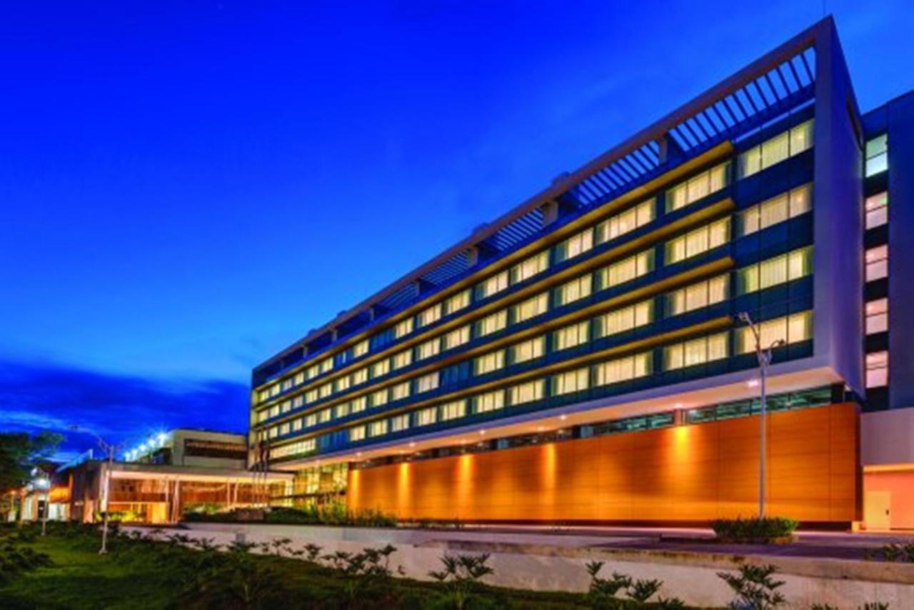 Estelar Villavicencio Hotel&Centro De Convenciones Exterior foto The hotel at night