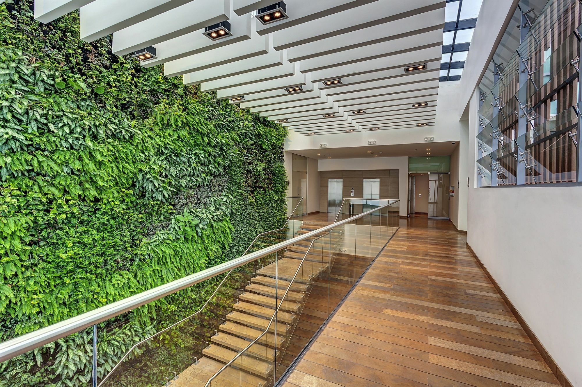 Estelar Villavicencio Hotel&Centro De Convenciones Exterior foto Green wall in a modern office